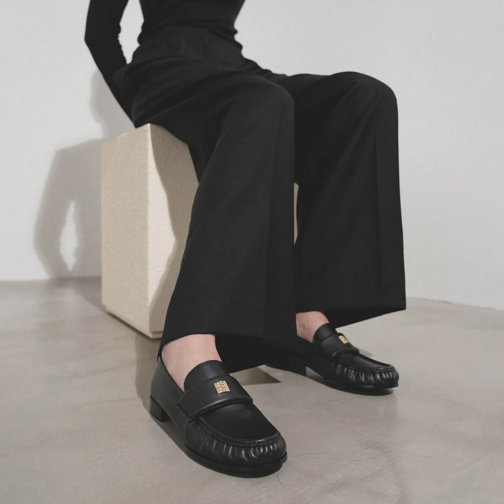 4G black leather loafers