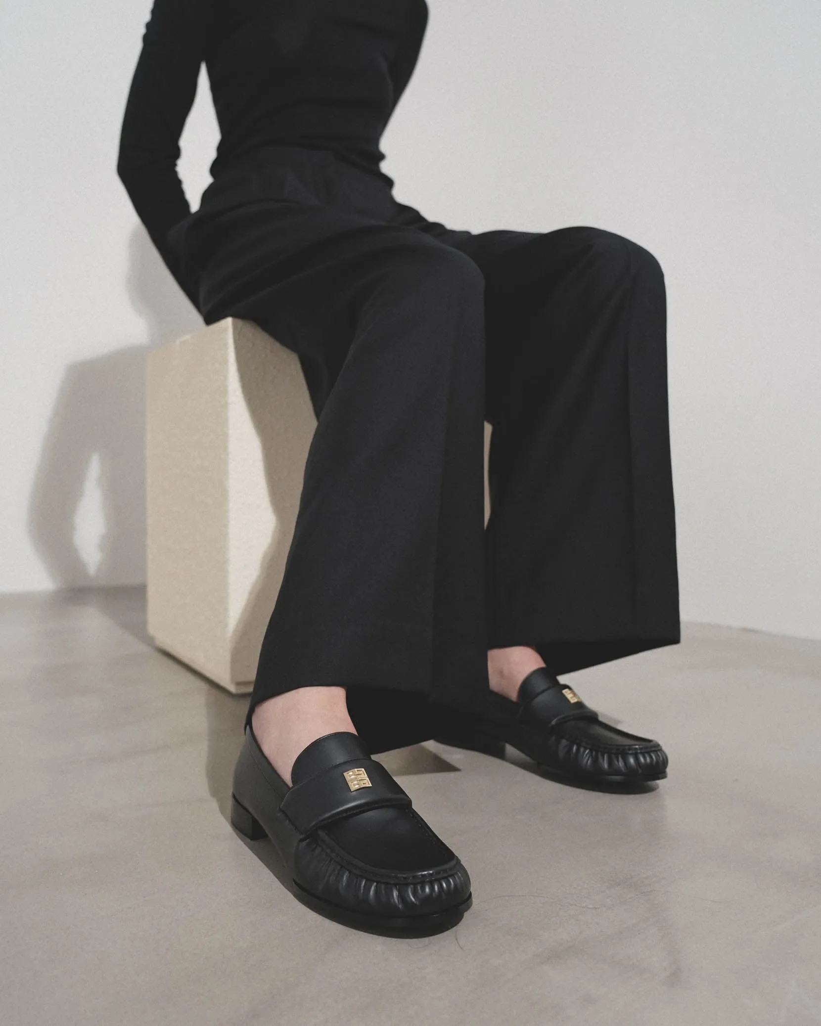 4G black leather loafers
