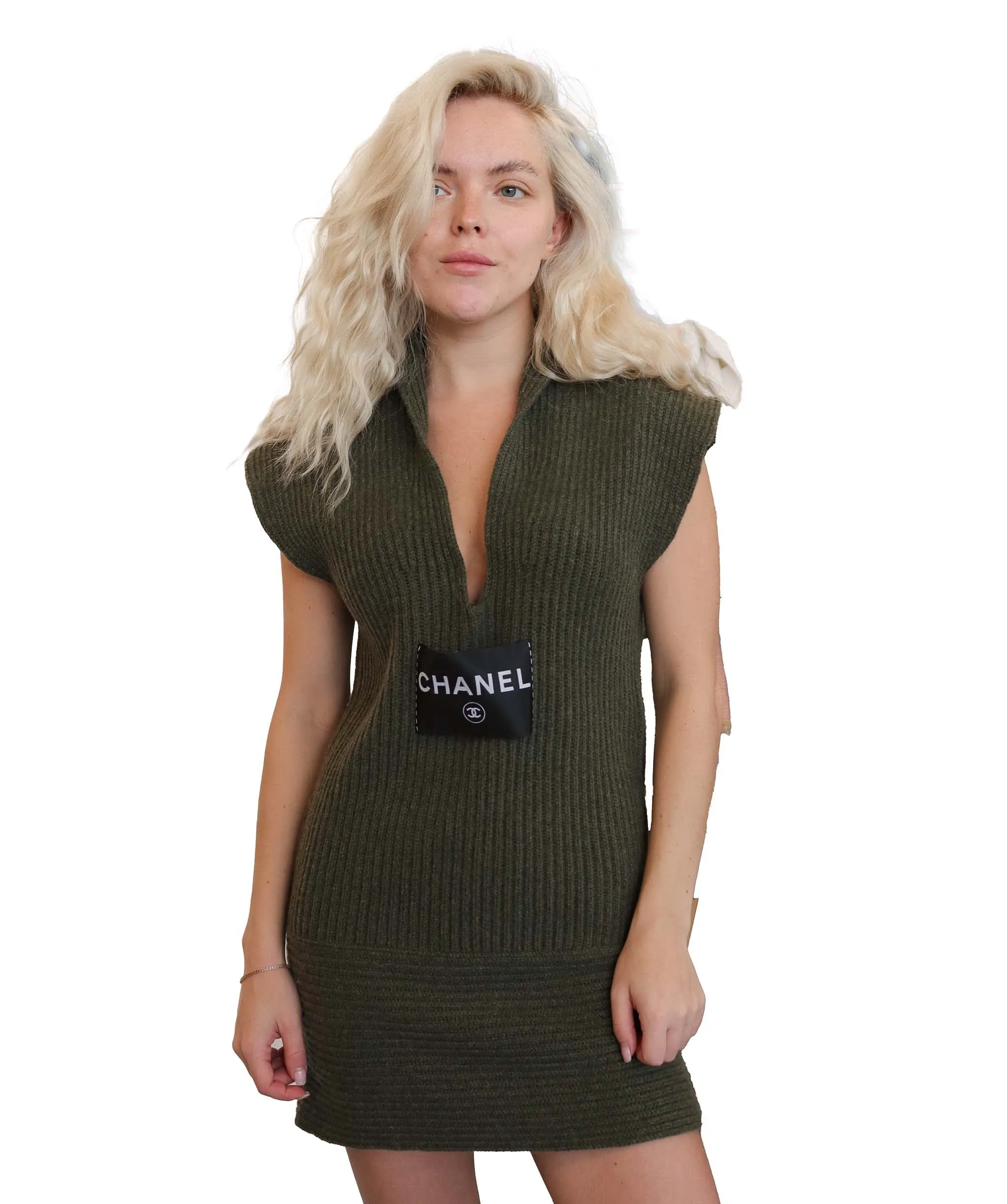 Chanel 2008 logo-patch sleeveless cashmere dress DXBS2621