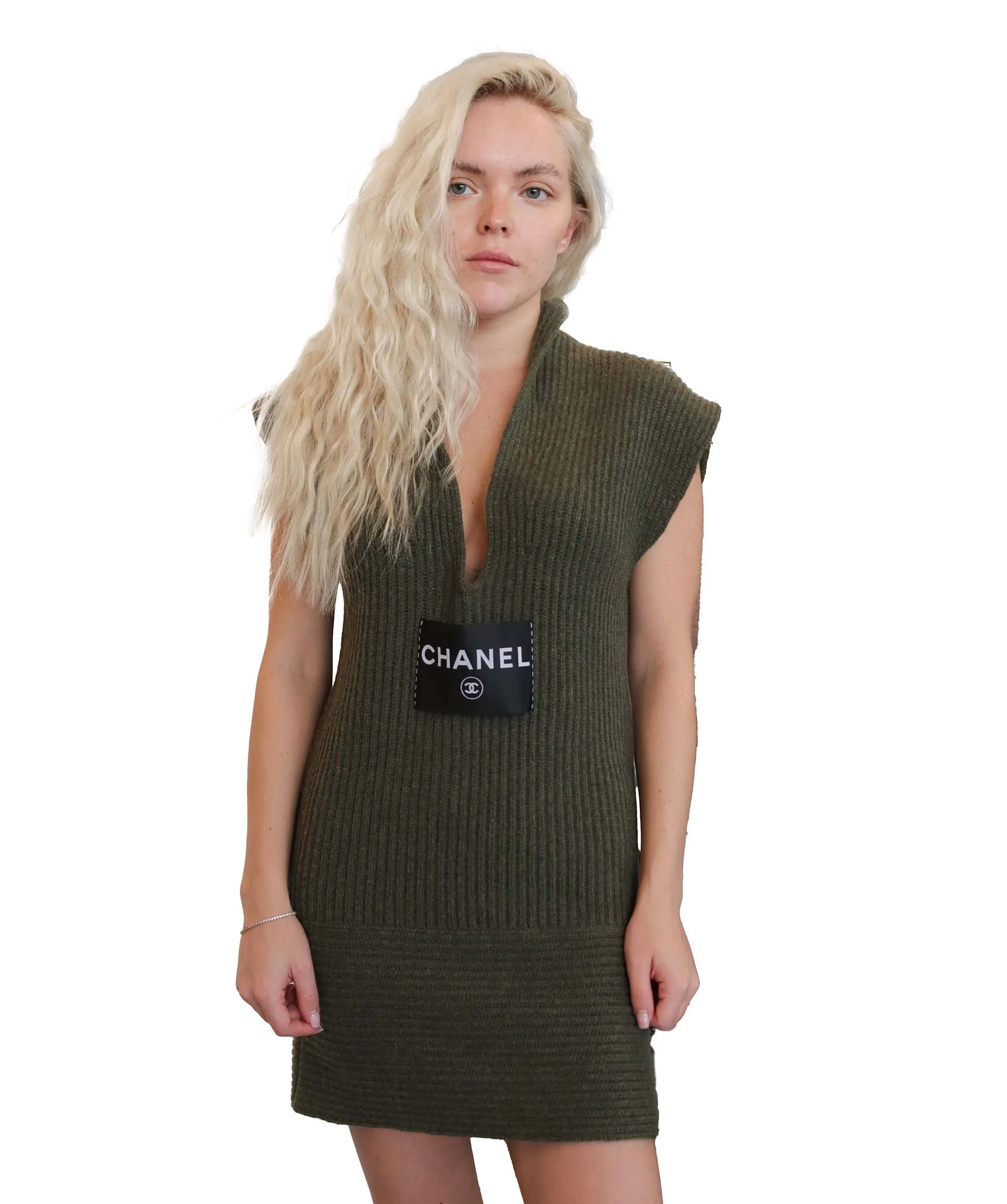 Chanel 2008 logo-patch sleeveless cashmere dress DXBS2621